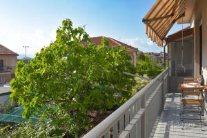 un árbol en el balcón de una casa en PenP - Appartamento comodo e tranquillo - Free Wi-fi, en Collegno