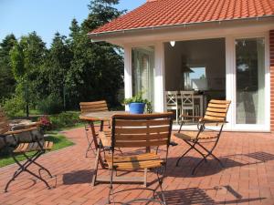 un patio de ladrillo con mesa y sillas en Landhaus Gericke, en Kappeln 9 fotos más
