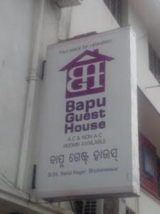 Bapu Guest House,Bhubaneswar في بوهفانيشفار: علامة على بيت ضيافة بارو على مبنى