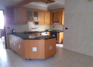 Kuchyň nebo kuchyňský kout v ubytování Stunning 4-Bed Apartment in Ain Saadeh