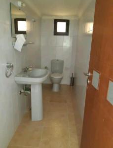 Koupelna v ubytování Stunning 4-Bed Apartment in Ain Saadeh