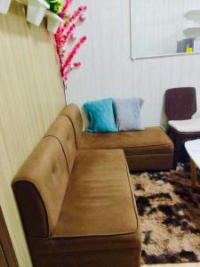 sala de estar con sofá y mesa en Amaze365 Holiday Homes Condotel at Trees Residence Fairview en Manila