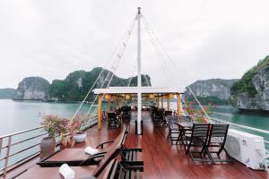 una barca con sedie e tavoli sull'acqua di Daiichi Boutique Cruise a Cat Ba