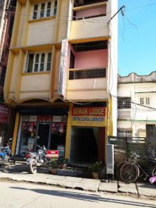 un edificio con una moto parcheggiata di fronte di Sewak Lodge Silchar a Silchar