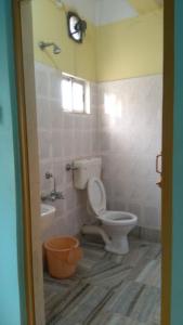 Sewak Lodge Silchar في سيلكار: حمام مع مرحاض ومغسلة