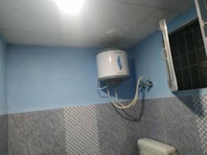 e bagno con doccia e servizi igienici. di Sewak Lodge Silchar a Silchar