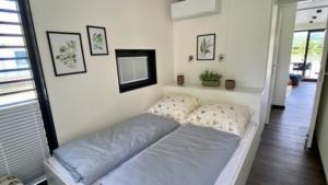 een slaapkamer met een bed in een kamer met een raam bij Hausboot freiZeit - LP1 in Höxter