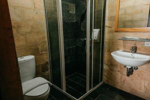 Koupelna v ubytování Kastuba Resort + 40 fotografií