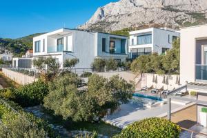 una imagen de una casa con piscina en Villa Ribica in Makarska, private pool, en Makarska