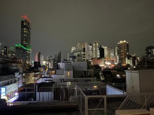 uma vista para o horizonte da cidade à noite em City Hotel Southern Cross em Tóquio