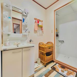 y baño con lavabo y ducha. en 東京富士見台整栋民宿5室1厅，電車で豊島園駅まで10分、池袋駅15分 en Tokio