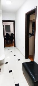 une chambre avec un canapé en cuir noir et une salle à manger dans l'établissement Bitola No. 1 Apartment, à Bitola