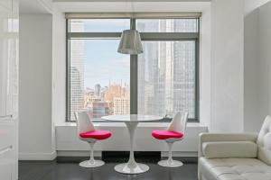 Ein Sitzbereich in der Unterkunft Financial District 1br w WD gym elevator NYC-1376