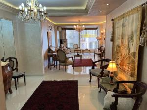 een woonkamer met stoelen en een eetkamer bij Sea View Luxury Apartment in Alexandrië