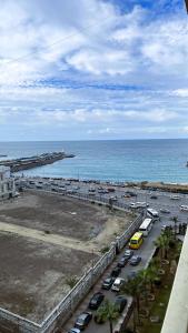 een uitzicht op een parkeerplaats naast de oceaan bij Sea View Luxury Apartment in Alexandrië