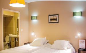 1 dormitorio con 2 camas y baño en Hostellerie et SPA de la Vieille Ferme, en Criel-sur-Mer