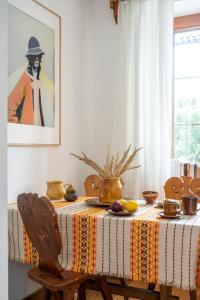 stół jadalny z żółtym i pomarańczowym blatem w obiekcie Willa Staszelówka w Zakopanem