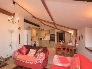 uma sala de estar com mobiliário vermelho e uma cozinha em 2 Bed in Glastonbury THEOL em Stawell