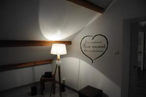 ein Zimmer mit einem Herz an der Wand und einer Lampe in der Unterkunft Ecrin d' Amour in Castels