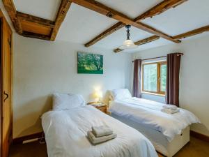 Highleyにある3 Bed in Bewdley THERRの窓付きの部屋 ベッド2台