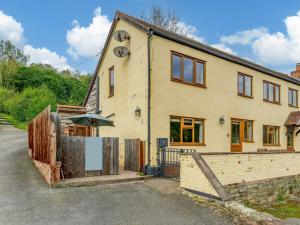 a house with a fence and an umbrella in front of it at 3 Bed in Bewdley THERR in Highley