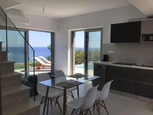 a kitchen and dining room with a table and chairs at Villa Avra in Ierapetra