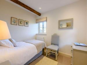 Katil atau katil-katil dalam bilik di 2 Bed in Midhurst 88938