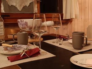 einen Tisch mit Weingläsern und Tafeln darauf in der Unterkunft Chalet M in Davos