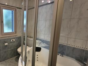 uma casa de banho com um WC e uma banheira em Chalet M em Davos