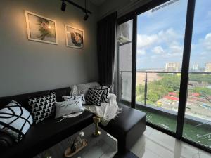 Ruang duduk di RiverView 8PAX 3BR in KBtown PS4, Netflix A-6-3