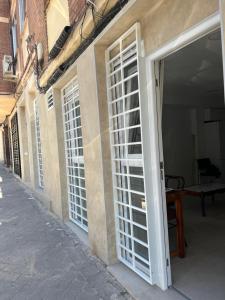 una porta aperta di un edificio con patio di Aparment Almudena a Madrid