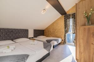 En eller flere senge i et værelse på Wellness Resort Trebnje - Happy Rentals