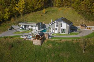 una vista aérea de una casa en una colina en Wellness Resort Trebnje - Happy Rentals, en Trebnje