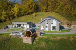 una vista aérea de una casa en una colina en Wellness Resort Trebnje - Happy Rentals, en Trebnje