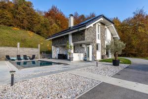 une maison avec une piscine et une maison dans l'établissement Wellness Resort Trebnje - Happy Rentals, à Trebnje