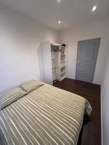 1 dormitorio con cama y armario abierto en # Le 11 # Joli F2 rénové, centre en Mulhouse