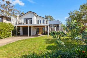 een afbeelding van een huis met een tuin bij Once Upon A Tide in Narrawallee