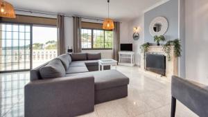 een woonkamer met een bank en een open haard bij Costacabana - Villa Paris in Lloret de Mar