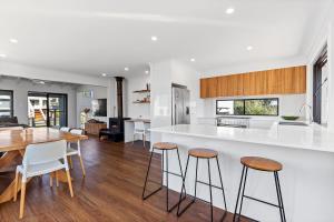 een keuken en eetkamer met een tafel en stoelen bij Once Upon A Tide in Narrawallee