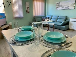 Una mesa con platos y cuencos en una sala de estar. en NJ Luxury rooms and suites, en Varna 61 fotos más