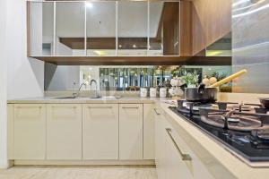 Kuchyň nebo kuchyňský kout v ubytování Altura by Kozystay - 2BR - Great View - Senayan
