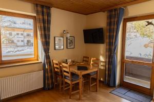 Televisyen dan/atau pusat hiburan di Pension Dachsteinhof