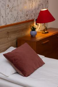 Ένα ή περισσότερα κρεβάτια σε δωμάτιο στο Vintage Apartments Warsaw Praga by Renters