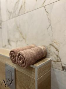 Una toalla sentada en un mostrador en el baño en NJ Luxury rooms and suites, en Varna