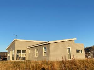 una casa en medio de un campo en Guesthouse Eldhestar, en Hveragerði