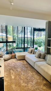 un ampio soggiorno con un grande divano bianco di Deluxe Garden Apartment at Marea Resort a Golem