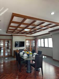 een eetkamer met een tafel en stoelen bij United Tower Thonglor by Aspira in Bangkok +77 foto's