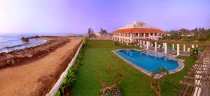Bazén v ubytování Neemrana's - Bungalow on The Beach nebo v jeho okolí