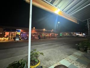 Foto sihtkohas Khlaung Phai Bae asuva majutusasutuse Lonely beach complex titanic hotel in beach shopping street markets ในศูนการค้าติดทะเล galeriist