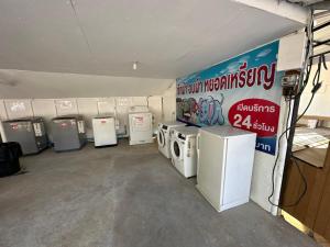 a room with refrigerators and appliances in a garage at Lonely beach complex titanic hotel in beach shopping street markets ในศูนการค้าติดทะเล in Khlaung Phai Bae